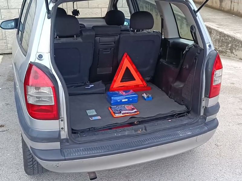 potrebna oprema u automobilu, trougao, prva pomoć, prsluk..