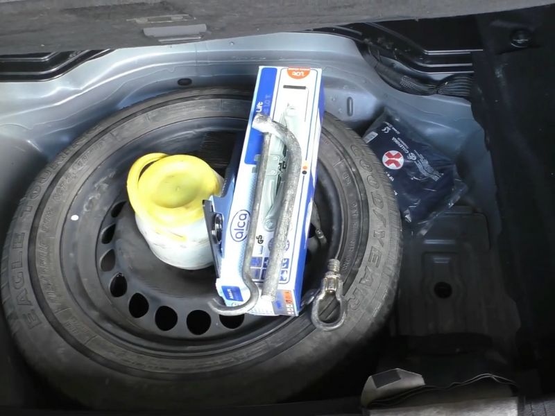 prikaz gepeka sa prvom pomoči, rezervnom gumom i auto delovima