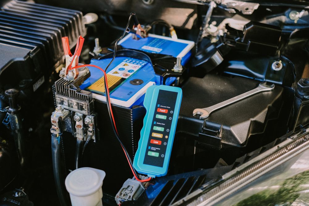 Provera automobilskog akumulatora pomoću elektronskog testera u motornom prostoru vozila