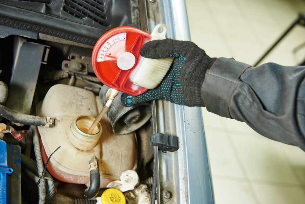 Merenje otpornosti antifriza na smrzavanje pomoću instrumenta u ekspanzionoj posudi automobila